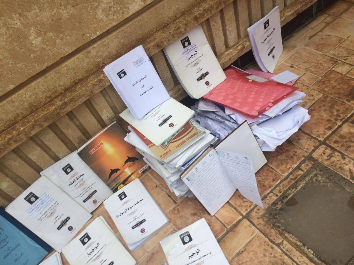 به‌ وێنه‌.. له‌ كارگه‌يه‌كى درووستكردنى چه‌كى داعشدا قوتوى بيره‌ و وێسكى دۆزرايه‌وه‌